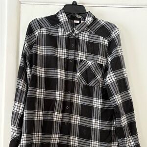 Make & Model women’s black and white plaid long sleeve snap front shirt